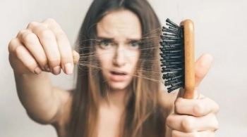 Rënia e flokëve, kur kthehet në problem dhe nga çfarë shkaktohet