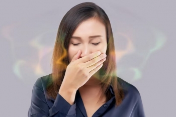 Përse na vjen erë e keqe nga goja kur është jashtë ngrohtë?