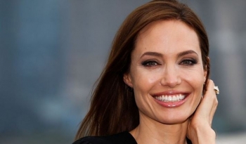 Angelina Jolie boton librin e saj në gjuhën shqipe