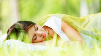 Si të përmirësoni shëndetin nëpërmjet pozicioneve të fjetjes