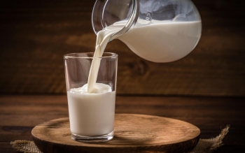 Kur duhet pirë qumështi – në mëngjes apo në mbrëmje? 