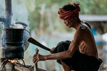 Brigada indigjene luftojnë me flakët e pyjeve në Amazonë