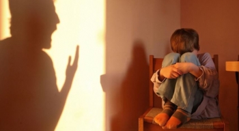 Studimi: Kujdes kur i bërtisni fëmijëve, është aq e dëmshme sa abuzimi seksual ose fizik