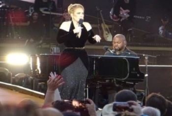 Adele ndërpreu koncertin kur kuptoi për vdekjen e aktorit, Matthew Perry