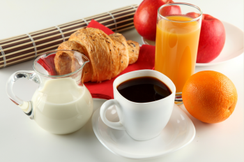 Kafe apo lëng portokalli për mëngjes?
