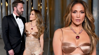 Me fustan transparent dhe dekolte të shprehur, J.Lo u kujdes të ishte në qendër të vëmendjes në mbrëmjen gala