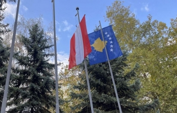 Flamuri i Austrinë në oborrin e UP-së – Ambasadori thotë se po u ndihmojnë institucioneve për integrim në BE