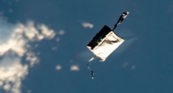 Astronautët e NASA-s humbasin kutinë e mjeteve gjatë një misioni dhe tani ju mund ta shihni atë në orbitën e tokës