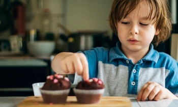 A i bëjnë fëmijët hiperaktivë ëmbëlsirat?