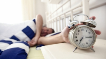 Një orë gjumë më tepër – Efektet e papritura dhe ndikimi në organizëm