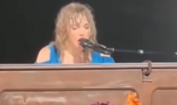 Taylor Swift këndon një këngë surprizë për një fanse e cila vdiq pak para koncertit
