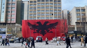 Flamuri kombëtar zbukuron sheshin e Prishtinës