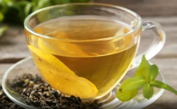 A është e shëndetshme të pini çaj jeshil para gjumit?