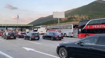Vazhdojnë pritjet e gjata nëpër pikat kufitare për të hyrë në Kosovë
