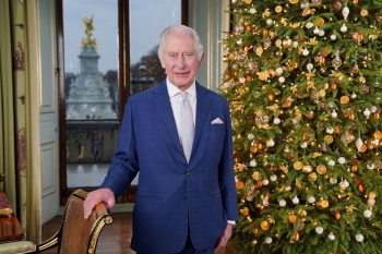 Mbreti Charles mban fjalimin e Krishtlindjeve pranë një peme që mund të rimbillet
