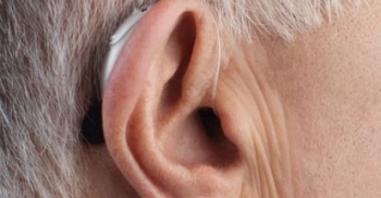 Studimi tregon se aparatet e dëgjimit mund t'ju ndihmojnë të jetoni më gjatë