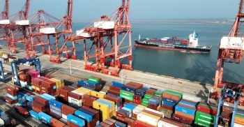 Eksportet e Kinës bien për herë të parë në shtatë vjet