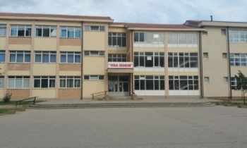 Të pakënaqur me orarin e fëmijëve, 30 prindër protestojnë para shkollës “Mihal Grameno” në Fushë Kosovë