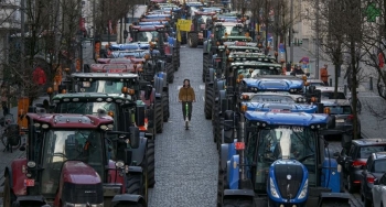 Protestat e fermerëve kanë shpërthyer në të gjithë Evropën