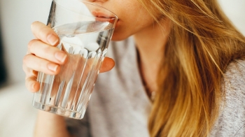 Përse nuk duhet të pini ujë gjatë ngrënies së ushqimit 