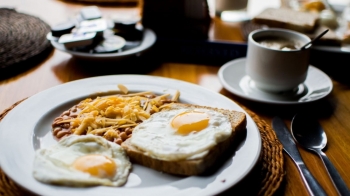 Vakti i mëngjesit – 8 shkaqet që po ju bëjnë të shtoni peshë 