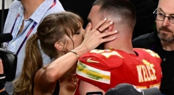 Taylor Swift dhe Travis Kelce festojnë në Super Bowl