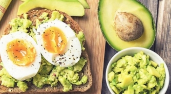 Mëngjeset me 400 kalori: Shijoni ushqimet tuaja të preferuara pa shtuar në peshë 