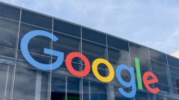 Punonjësi i Google akuzohet për vjedhjen e sekreteve tregtare të AI