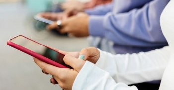 Më shumë se një e treta e adoleshentëve thonë se shpenzojnë shumë kohë në telefonat e tyre, zbulon një studim i ri