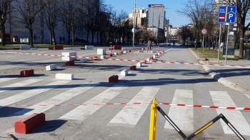 Sot hapet për vetura sheshi “Xhorxh Bush” në Prishtinë – deri te hyrja kryesore e parkingut nëntokësor 
