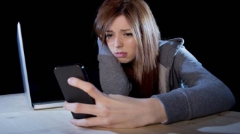 Adoleshentet me depresion për shkak të rrjeteve shoqërore