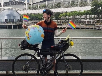 Udhëtoi me biçikletë nga Spanja në Singapor. Dashamirësia e të huajve e motivoi të vazhdonte