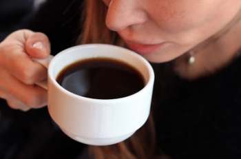 Pse konsumimi i kafesë mund t’ju bëjë të ndiheni të përgjumur? 