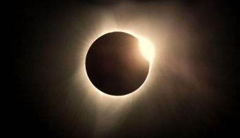 Një eklips i plotë diellor “zhyti në errësirë një pjesë të Amerikës” – disa nga imazhet më të mira të ngjarjes spektakolare kozmike