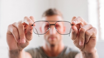 A është e dëmshme të mbani syzet e vjetruara optike? 