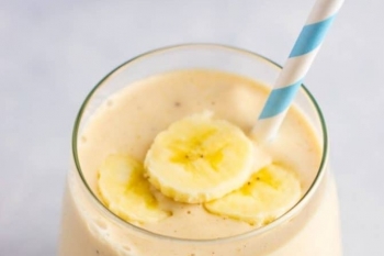 Katër ide se si të përgatisni smoothie me banane