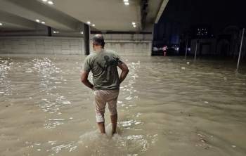 Kaosi në Dubai pasi Emiratet e Bashkuara Arabe regjistrojnë reshjet më të mëdha në 75 vjet