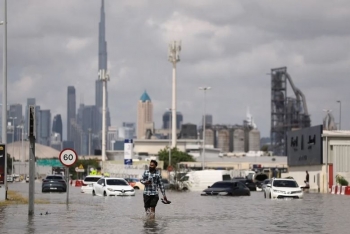 Aeroporti i Dubait përpiqet të rifillojë fluturimet pasi shiu ka lënë pistat nën ujë
