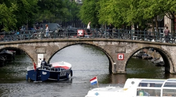 Amsterdami ndalon ndërtimin e hoteleve të reja si një mënyrë për të luftuar turizmin masiv