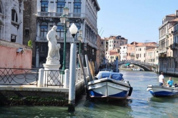 Venediku teston një tarifë 5 euro për udhëtarët ditorë, ndërsa qyteti përballet me mbiturizmin