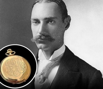 Ora e artë e gjetur në trupin e njeriut më të pasur në bordin e Titanikut shitet për 1.5 milionë dollarë