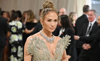 Jennifer Lopez shkakton reagime për sjelljen e saj ndaj gazetarëve në Met Gala