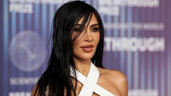 Pse Kim Kardashian i mbulon shpesh sytë me flokët e saj?