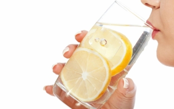 Efektet e konsumit të ujit me limon sipas Dietologëve