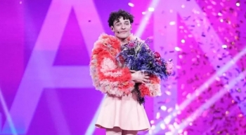 Fituesi i Eurovizionit Nemo i bën thirrje Zvicrës që të fusë një gjini të tretë në dokumentet zyrtare