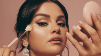 Selena Gomez zbulon nëse do të heqë dorë nga “Rare Beauty”