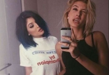 Kylie Jenner bëhet nostalgjike, poston foto të vjetra me Hailey