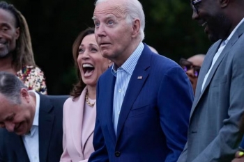 Joe Biden “ngrin” si statujë për disa sekonda gjatë koncertit në Shtëpinë e Bardhë