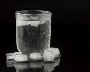   Pse nuk duhet të pini kurrë ujë me akull?