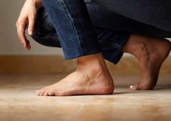 Këmbë të fryra nga vapa – Mënyrat më të mira si ta shmangni 